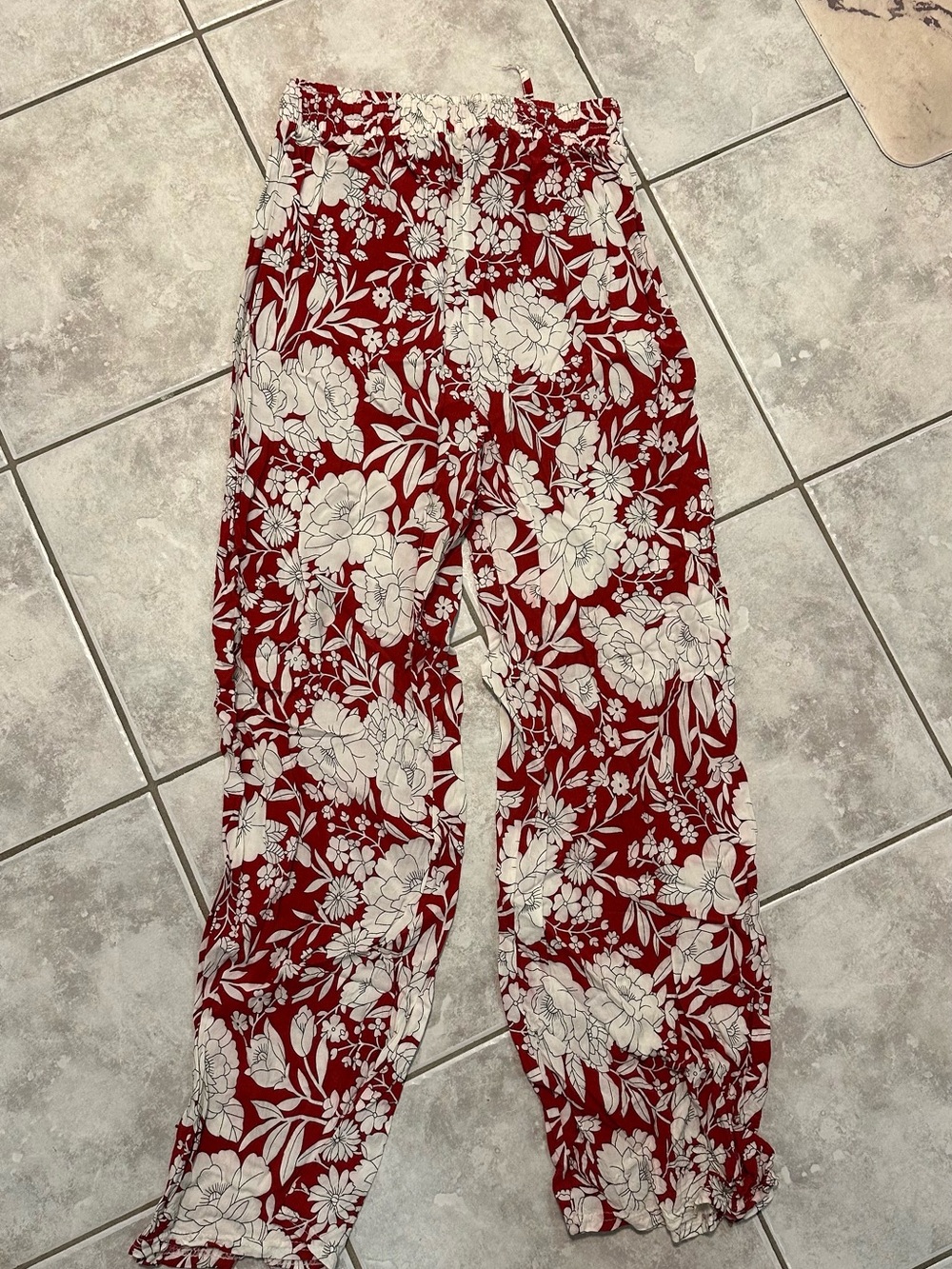 Red Floral Elastic-Waist Ankle Pants